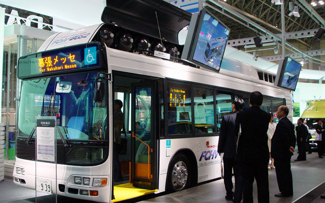 【東京ショー2002速報】空気を吸い込む音が特徴的!?　トヨタ『FCHV-BUS2』