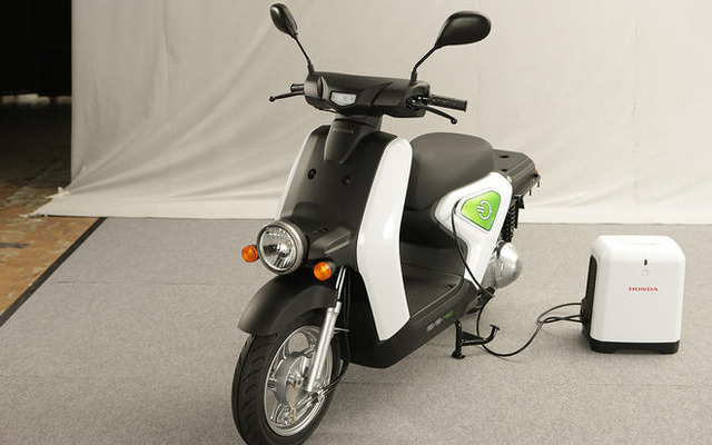 【東京モーターショー09】ホンダの二輪EV、EVE-neo は近未来
