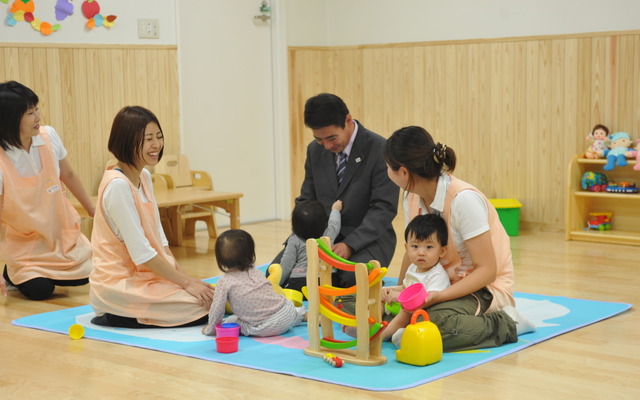 無邪気な子供たちを前に思わず笑みをこぼす前原国交相（撮影＝中島みなみ）