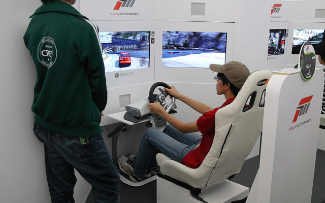 「Forza Motorsports 3」の試遊台。プレーの順番待ちの列が結構長かった
