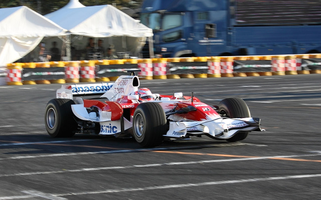 可夢偉選手がTF108をドライブ。F1マシンでもドリフトできるというところを披露した