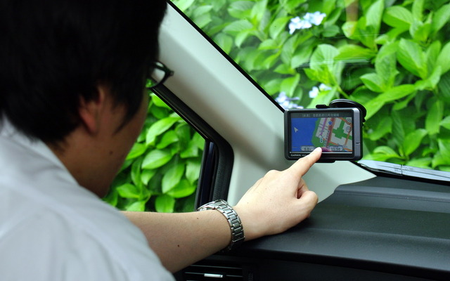 nuvi205W をテストする神尾寿氏