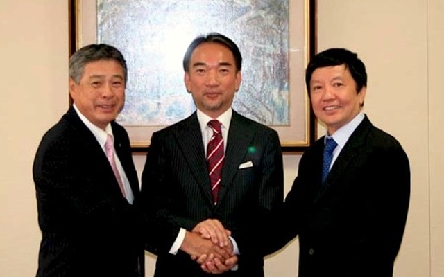 左より豊田通商常務取締役中山純、福助吉野哲社長、MKSパートナーズ松木伸男社長。 10月14日、豊田通商東京本社にて