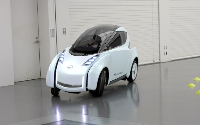 ランドグライダー、走行シーン。車体の傾きやフェンダーの移動に注目