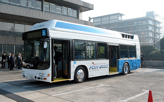 燃料電池バス『FCHV-BUS1』、霞が関で「発車オーライ!」