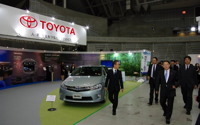 ATTTのトヨタブースに来場した豊田社長