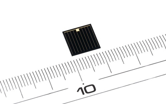 世界最高変換効率35.8％を達成した化合物3接合型太陽電池セル