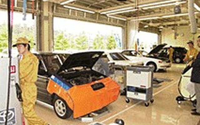 整備中のクルマを間近で見られるなんてワクワクしませんか?