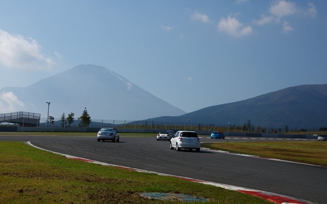 富士山を眼前に、愛車でサーキットを走る
