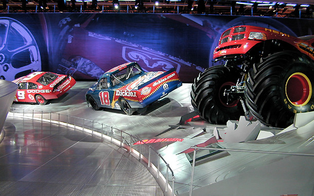 【デトロイトショー2003速報】ダッジのスタンド・ディスプレイにしびれる!