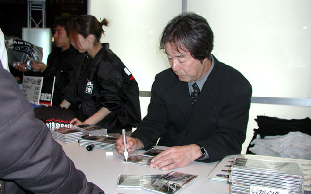 【オートサロン2003速報】“日本一速い男”星野に会おう! …サイン＆握手会開催