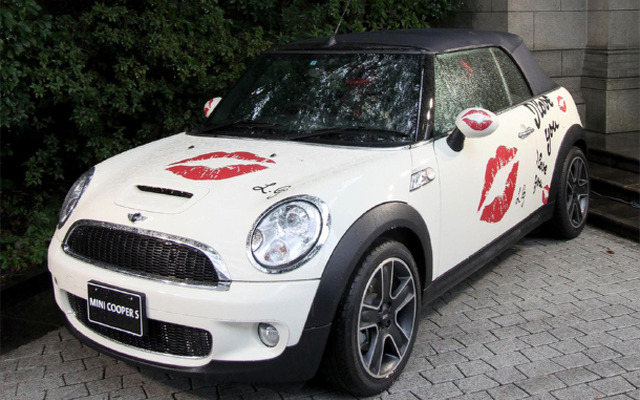 コラボレーションモデル MINI Kissed by LULU GUINNESS.