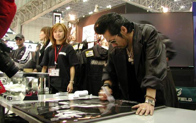 【オートサロン2003速報】日本一熱い男のサイン会…翔がデザインした『フィット』