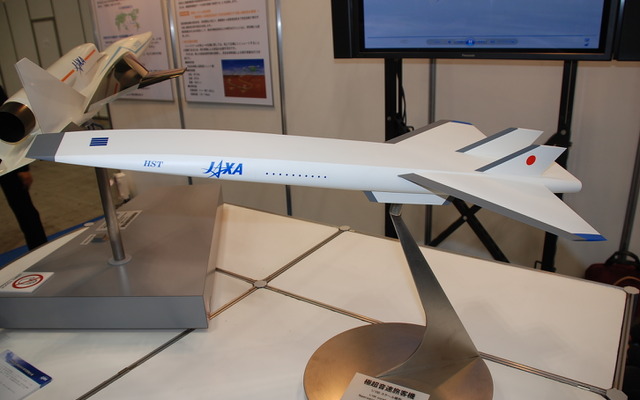 JAXAブースに出展された「極超音速旅客機」の模型