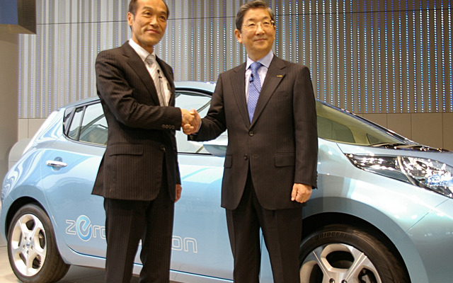 13日、日産と宮崎県はEV普及に向け協力することで合意した（志賀日産COOと東国原宮崎県知事、EVリーフの前で）
