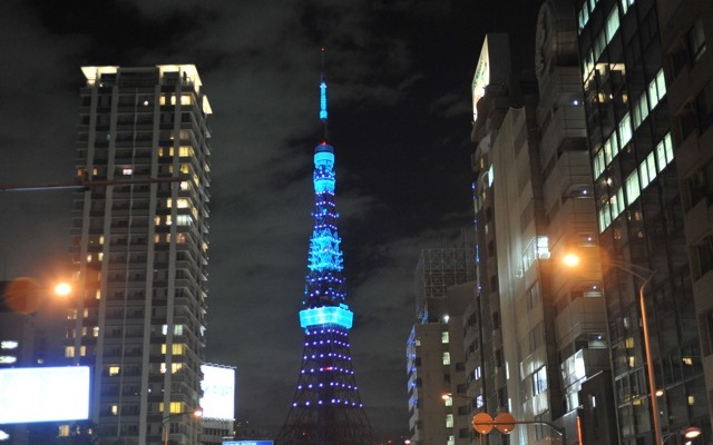 国道一号線から臨む青い東京タワー（撮影＝中島みなみ）