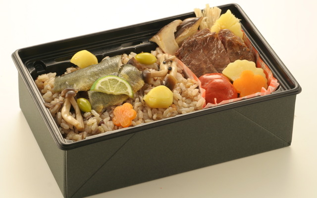直前に暖められる日本料理魚庄「献上弁当　近江三昧」（1580円）