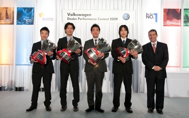 4部門優勝者。向かって左から中川、瑜伽、久保田、坂巻各選手、ドリザスVGJ社長