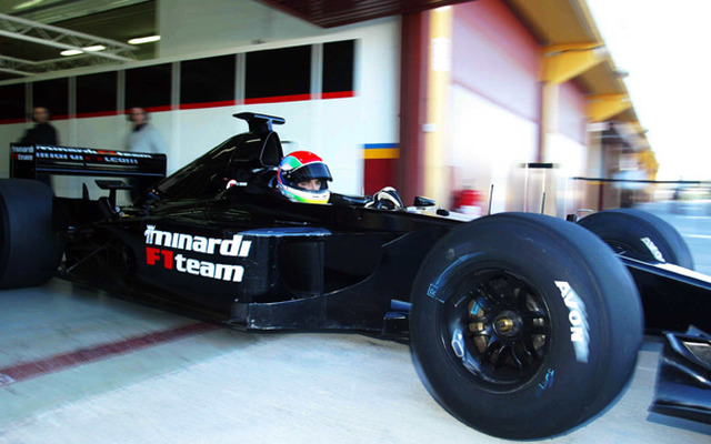 ミナルディ、F3000用タイヤでテスト