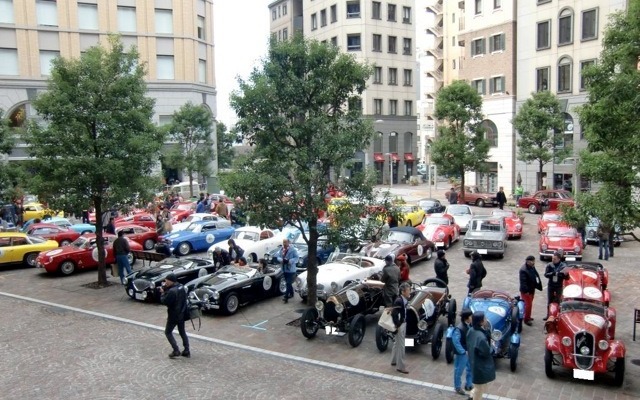 東京汐留のイタリア街に集まったクラシックカー