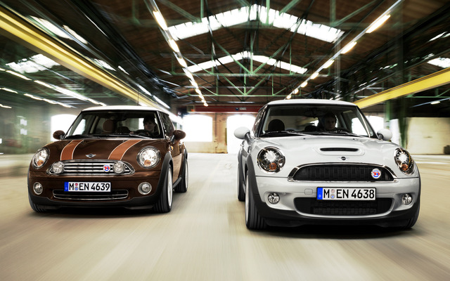 50周年記念モデル「MINI 50メイフェア」（左）と「MINI 50カムデン」（右）