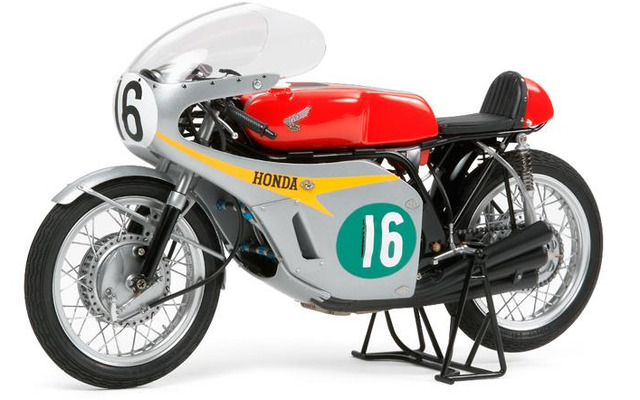 ホンダRC166 GPレーサー（塗装済み。ディティールアップは未装着の標準キット）