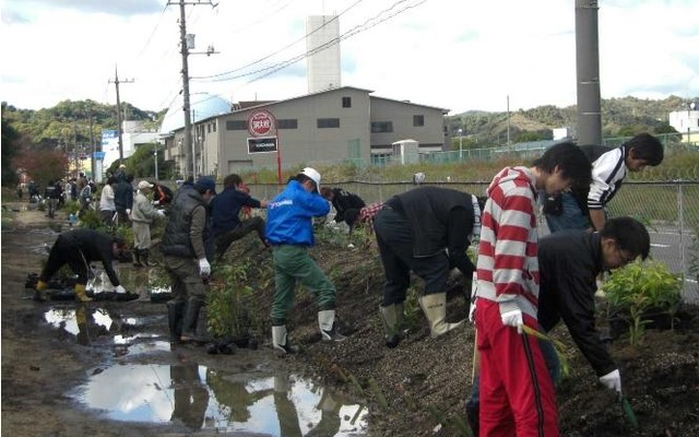 植樹の様子（尾道工場）