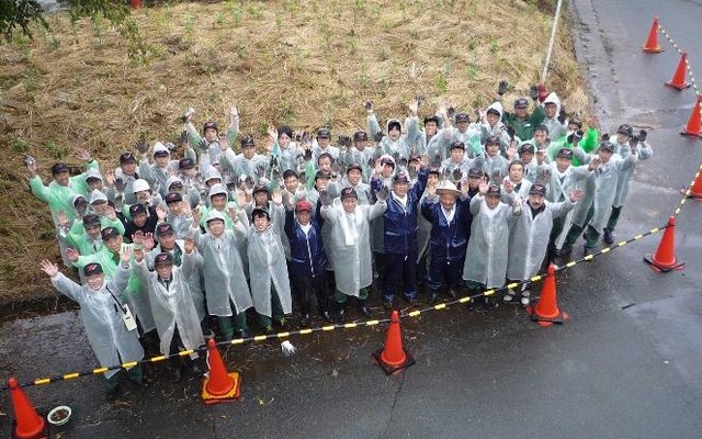 参加者による記念撮影（平塚製造所）