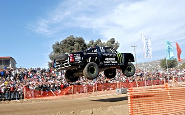 東洋ゴムOPEN COUNTRY M/T-R（37×13.50 R17）を装着した Chevy CK1500 Trophy Truck（Monster Energy 77号車）