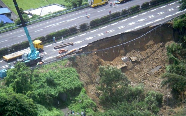 崩壊した東名高速道路