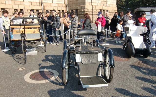 左から1886年ベンツ・パテント・モトールヴァーゲン（レプリカ）、1899年ド・ディオン・ブートン　1 3/4HP、そしてi-REAL