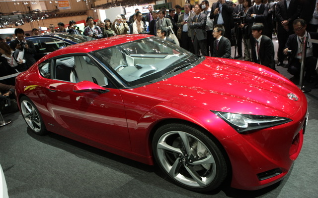 FT-86。スポーツカーの展示ブースには若者も多く訪れていたが…（東京モーターショー09）
