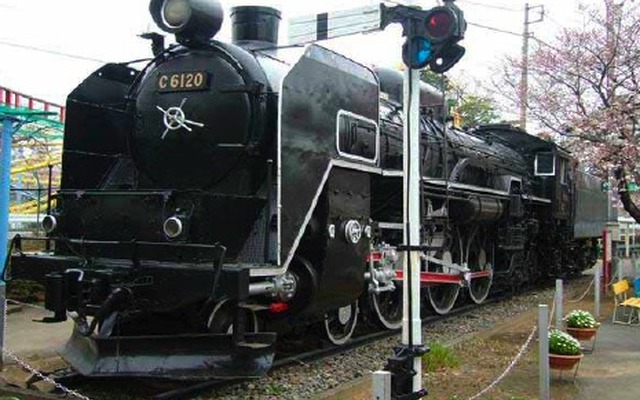 群馬県伊勢崎市の華蔵寺公園遊園地に展示保存されている「C61 20」