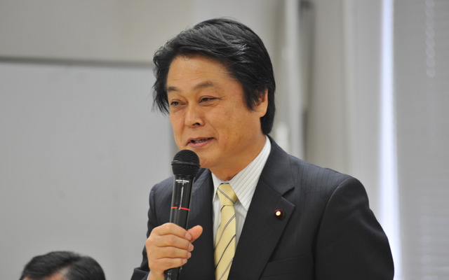 衆議院第一議員会館の議連会議でマイクを握る内山晃会長（撮影＝中島みなみ）
