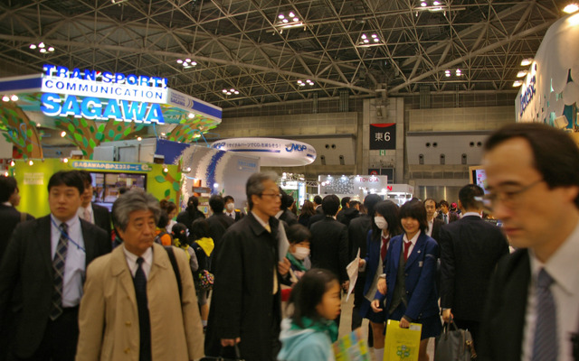 通路まで来場客でぎっしりの会場風景