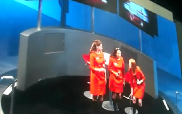 モーターショーのトヨタブースに登場し、アカペラでPRソングを歌う女性3人組