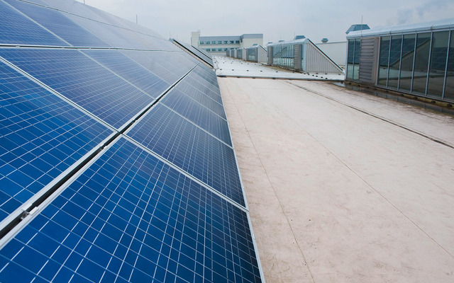 インゴルシュタット工場の屋根に設置された太陽光発電モジュール