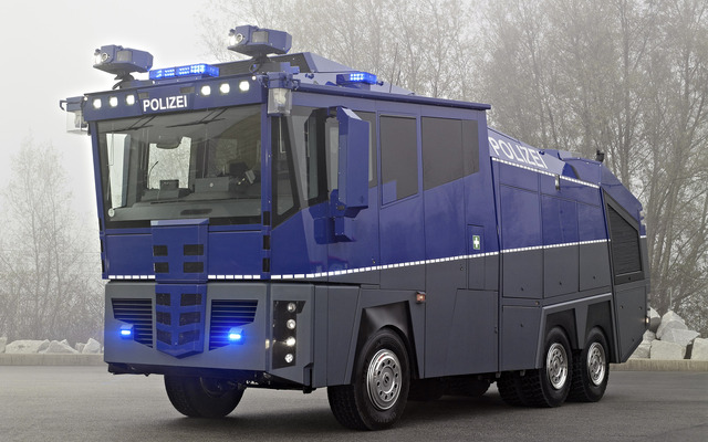 アクトロスがベースのドイツ警察放水車