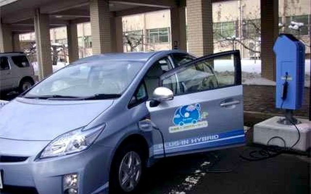 プラグインハイブリッド車を用いた充電デモ