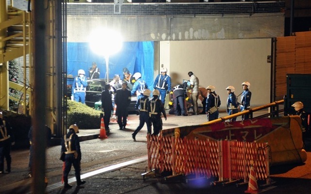 不正改造を疑われた車両の検査の様子（首都高速中央環状線・1月1日深夜1時50分。撮影＝中島みなみ）