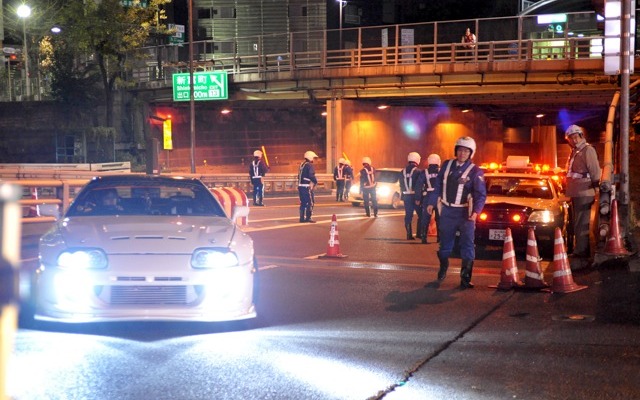 首都高速中央環状線で、警視庁の検問に呼び込まれる乗用車（撮影＝中島みなみ）