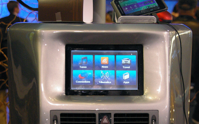 北米メルセデスベンツの標準車載テレマティクスに採用された mbrace のデモ機