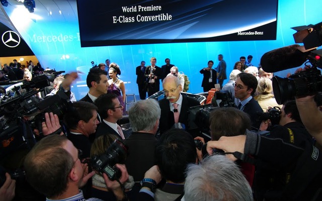 メルセデスのディーター・ツェッチェ会長（画面中央）