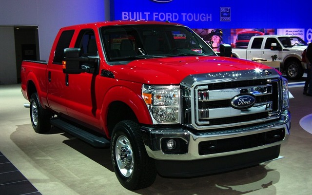 F250 SUPER DUTY。アメリカのピックアップトラックはモデルチェンジのたびにグリルが巨大化している。トラックは押し出しの強い顔のほうが受けるというが、このグリルはいくら何でも大きすぎるのでは。