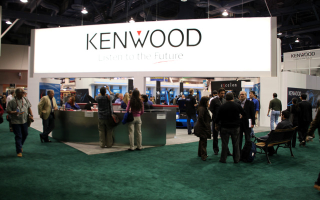 ノースホールに入ってすぐ左側に構えたケンウッド。巨大なKENWOODのロゴマークが真っ先に飛び込んでくる