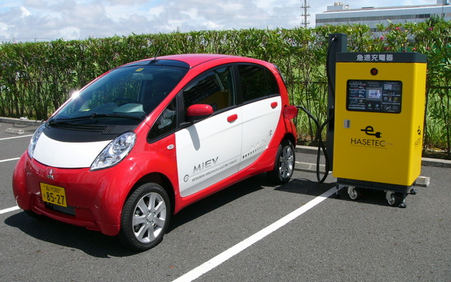 i-MiEVとハセテック製の急速充電器