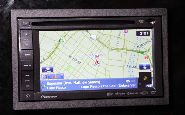 AVIC-X920BT。モニターはタッチパネル機能付き6.1型WVGAを採用。iPod/iPhoneは背面のUSBに接続。BluetoothAudioにも対応。ボイスコントロール機能も備える