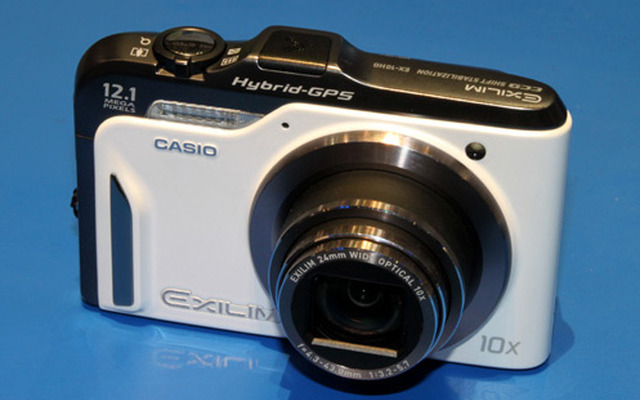EX-H10をベースにGPS機能を搭載した「ハイブリッドGPSカメラ」。GPS用に専用CPUを搭載したため、画像処理系に影響は与えていないという