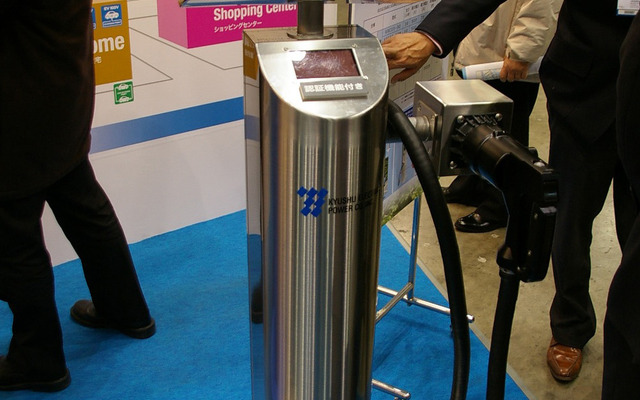 九州電力で展示されていたキューキの急速充電器