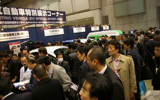 EV展示コーナーは展示車両が見えないほどの人だかり